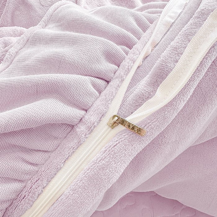 91家纺网 家纺一手货源 找家纺 罗艺轩 【控价】2025新款立体雕花牛奶绒加厚保暖床裙款三件套-安琪儿 安琪儿-紫