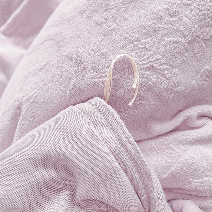 91家纺网 家纺一手货源 找家纺 罗艺轩 【控价】2025新款立体雕花牛奶绒加厚保暖床裙款三件套-安琪儿 安琪儿-紫