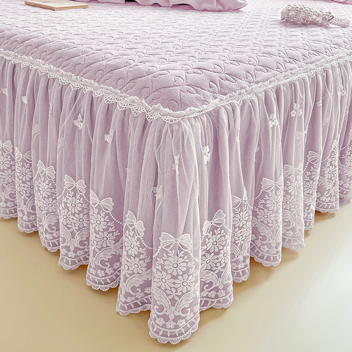 91家纺网 家纺一手货源 找家纺 罗艺轩 【控价】2025新款立体雕花牛奶绒加厚保暖床裙款三件套-安琪儿 安琪儿-紫