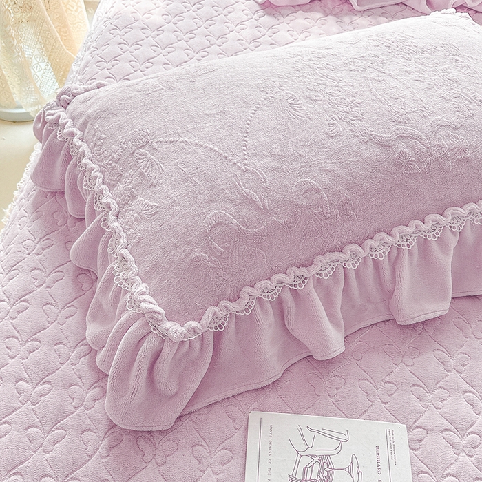 91家纺网 家纺一手货源 找家纺 罗艺轩 【控价】2025新款立体雕花牛奶绒加厚保暖床裙款三件套-安琪儿 安琪儿-紫