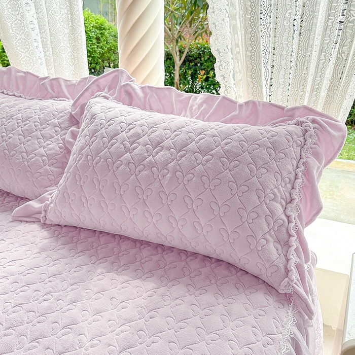 91家纺网 家纺一手货源 找家纺 罗艺轩 【控价】2025新款立体雕花牛奶绒加厚保暖床裙款三件套-安琪儿 安琪儿-紫