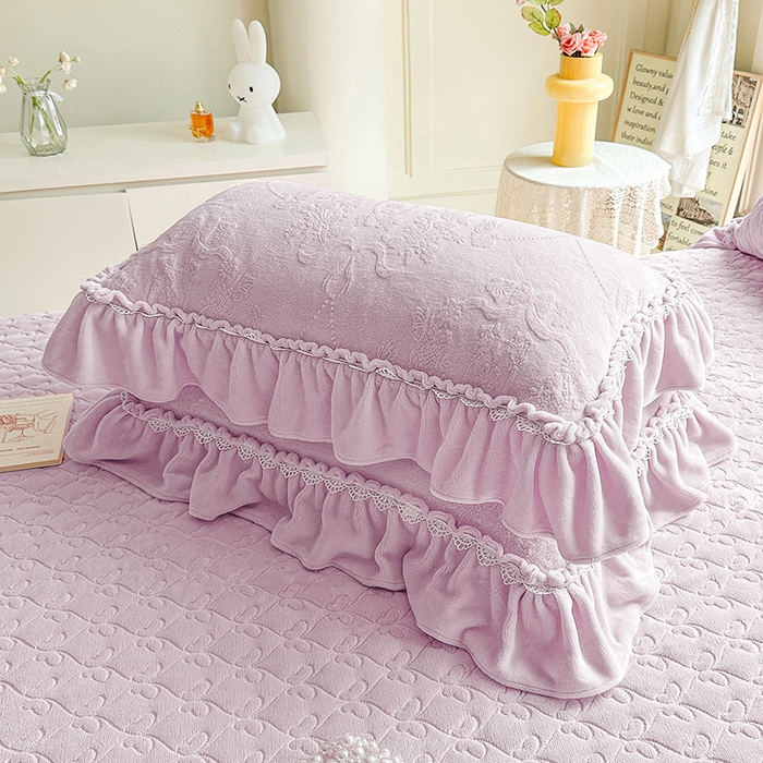 91家纺网 家纺一手货源 找家纺 罗艺轩 【控价】2025新款立体雕花牛奶绒加厚保暖床裙款三件套-安琪儿 安琪儿-紫