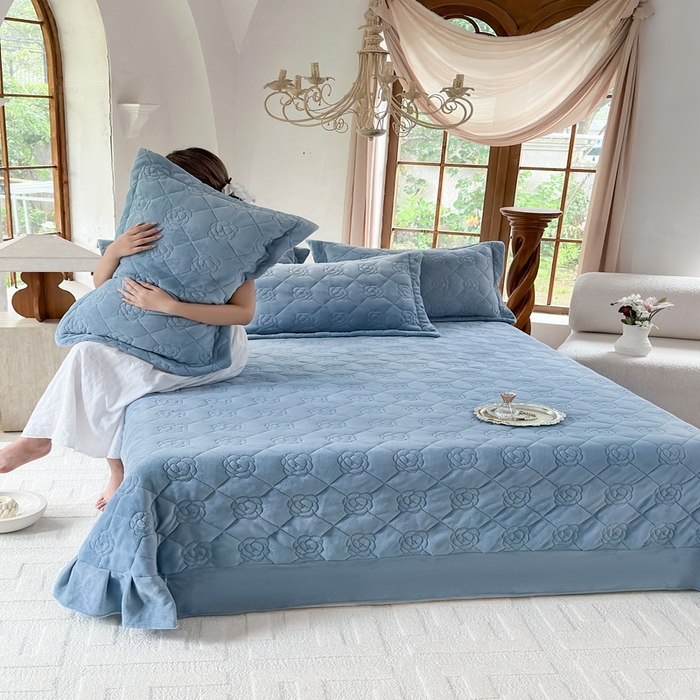 91家纺网 家纺一手货源 找家纺 7V 2025新款牛奶绒床盖 兰色