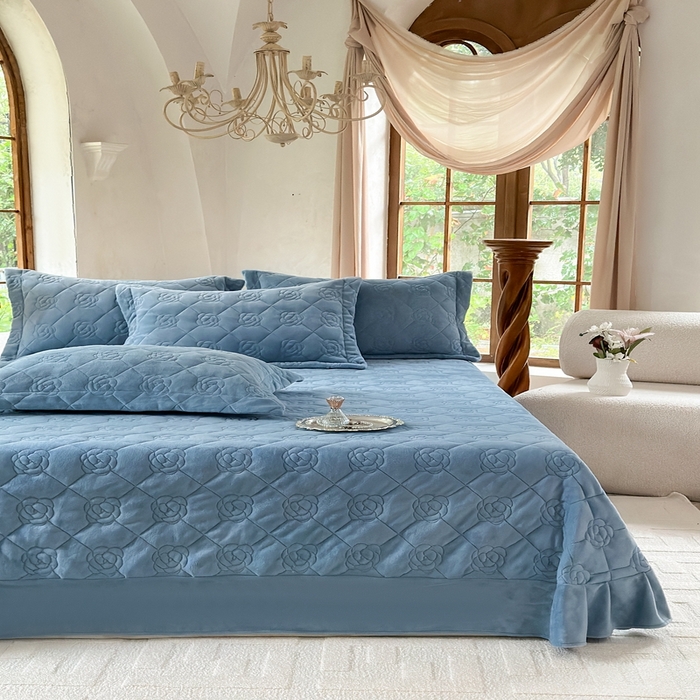 91家纺网 家纺一手货源 找家纺 7V 2025新款牛奶绒床盖 兰色