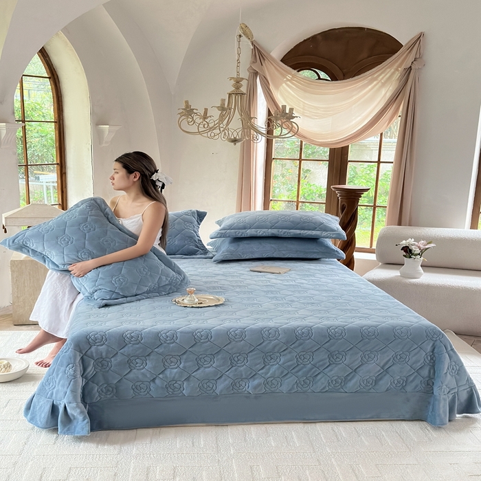 91家纺网 家纺一手货源 找家纺 7V 2025新款牛奶绒床盖 兰色