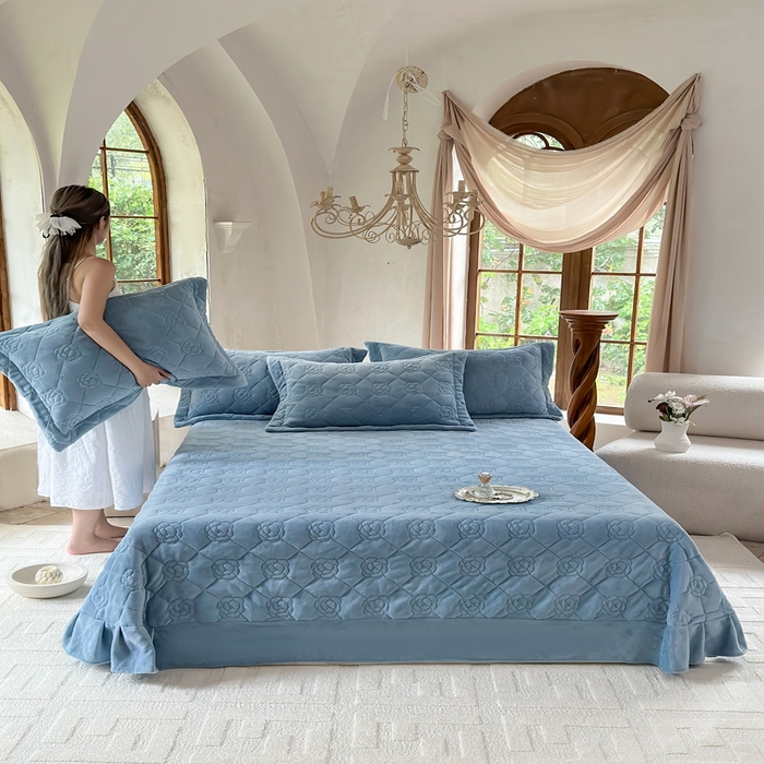 91家纺网 家纺一手货源 找家纺 7V 2025新款牛奶绒床盖 兰色