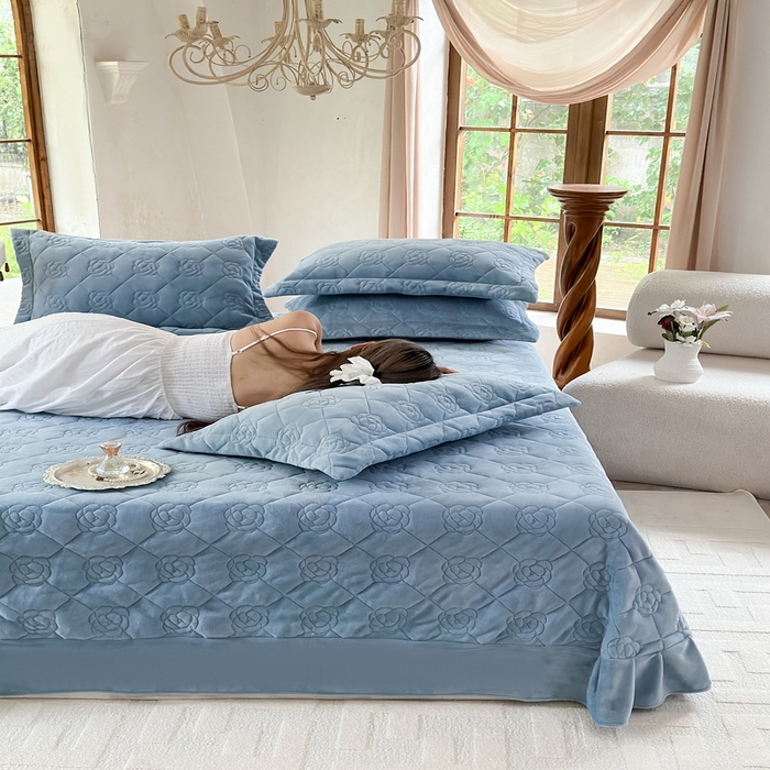 91家纺网 家纺一手货源 找家纺 7V 2025新款牛奶绒床盖 兰色