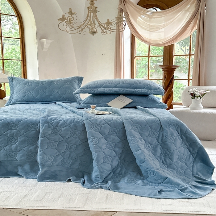 91家纺网 家纺一手货源 找家纺 7V 2025新款牛奶绒床盖 兰色