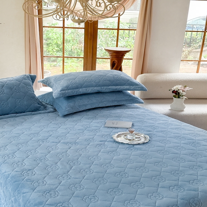 91家纺网 家纺一手货源 找家纺 7V 2025新款牛奶绒床盖 兰色