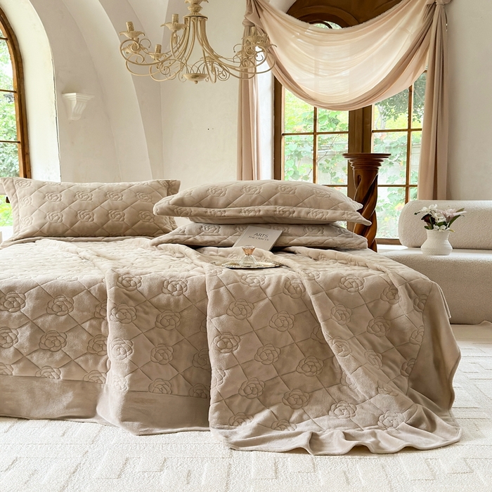 91家纺网 家纺一手货源 找家纺 7V 2025新款牛奶绒床盖 浅驼