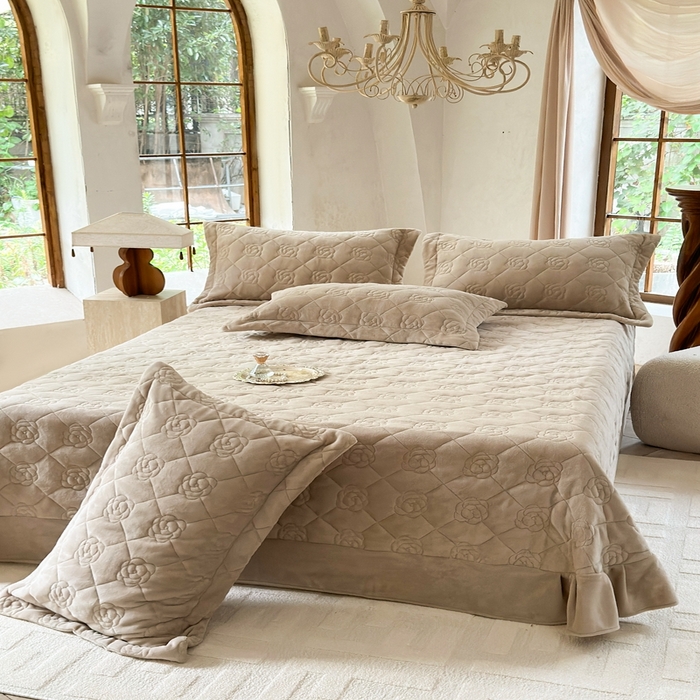 91家纺网 家纺一手货源 找家纺 7V 2025新款牛奶绒床盖 浅驼