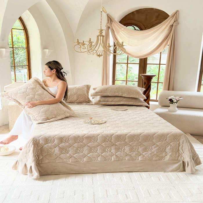 91家纺网 家纺一手货源 找家纺 7V 2025新款牛奶绒床盖 浅驼