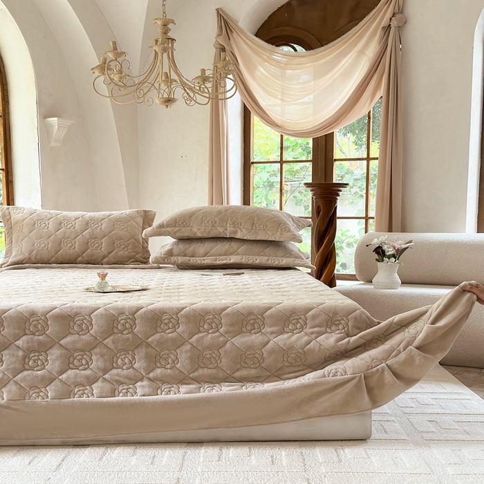 91家纺网 家纺一手货源 找家纺 7V 2025新款牛奶绒床盖 浅驼