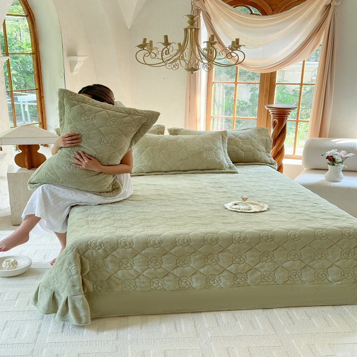 91家纺网 家纺一手货源 找家纺 7V 2025新款牛奶绒床盖 灰绿