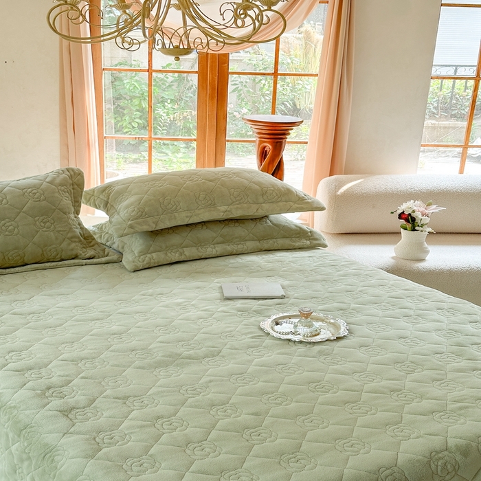 91家纺网 家纺一手货源 找家纺 7V 2025新款牛奶绒床盖 灰绿