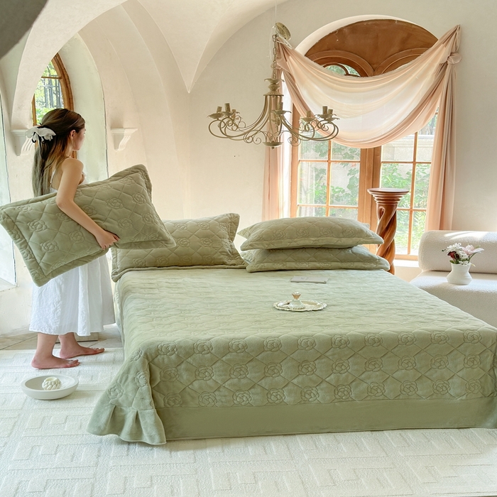 91家纺网 家纺一手货源 找家纺 7V 2025新款牛奶绒床盖 灰绿