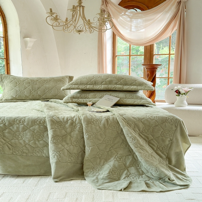 91家纺网 家纺一手货源 找家纺 7V 2025新款牛奶绒床盖 灰绿