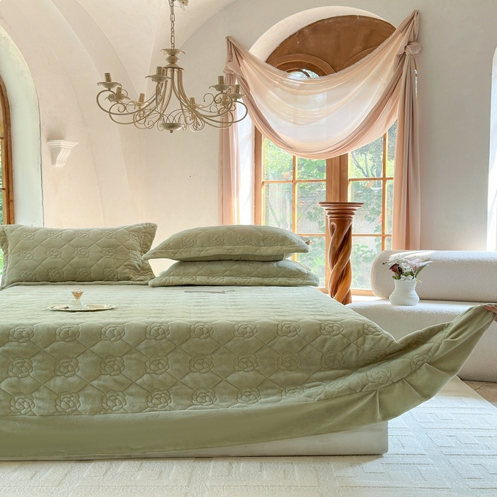 91家纺网 家纺一手货源 找家纺 7V 2025新款牛奶绒床盖 灰绿