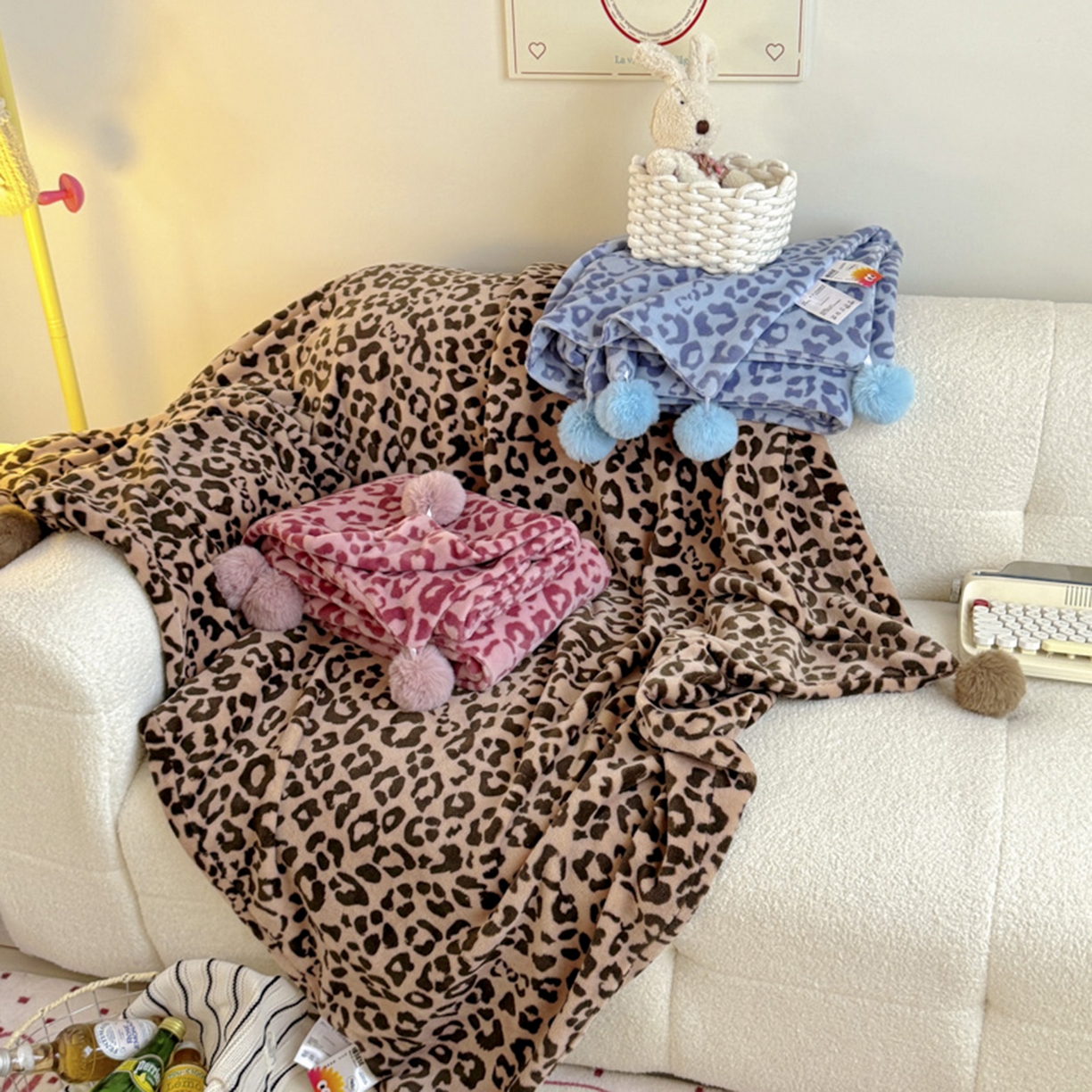 91家纺网 家纺一手货源 找家纺 （总）希诺家居 2025新款牛奶绒豹纹毛球毯子居家博主甜咖风格球球毛毯