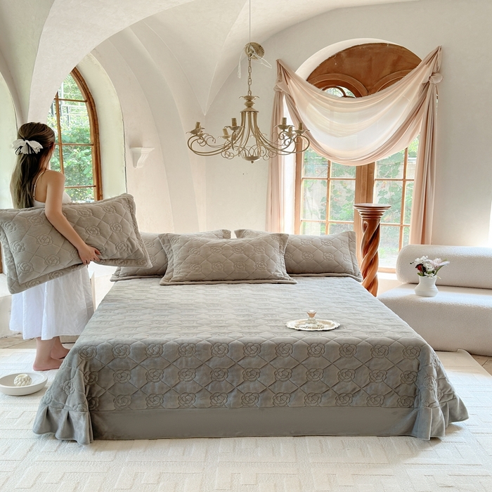 91家纺网 家纺一手货源 找家纺 7V 2025新款牛奶绒床盖 银灰