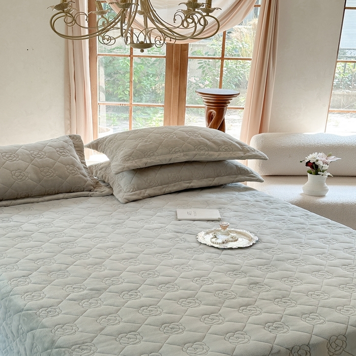 91家纺网 家纺一手货源 找家纺 7V 2025新款牛奶绒床盖 银灰