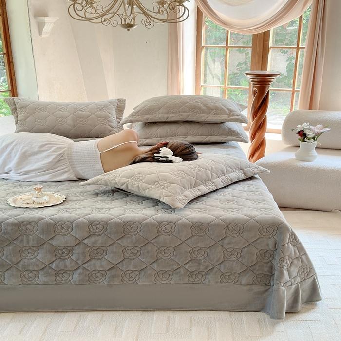 91家纺网 家纺一手货源 找家纺 7V 2025新款牛奶绒床盖 银灰