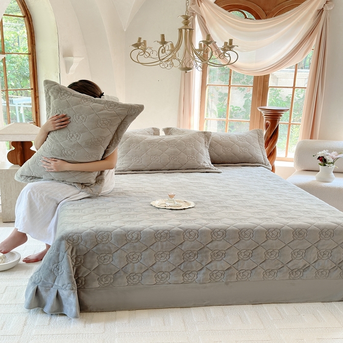 91家纺网 家纺一手货源 找家纺 7V 2025新款牛奶绒床盖 银灰