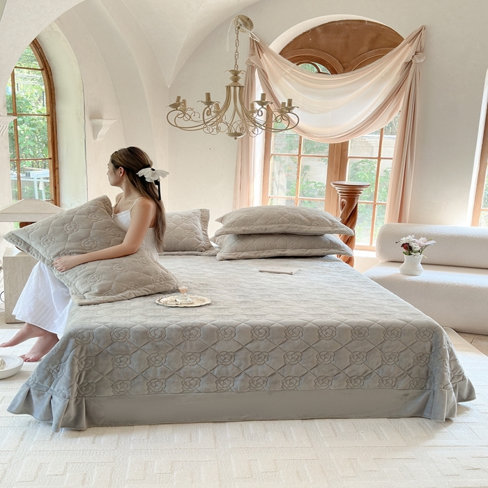 91家纺网 家纺一手货源 找家纺 7V 2025新款牛奶绒床盖 银灰