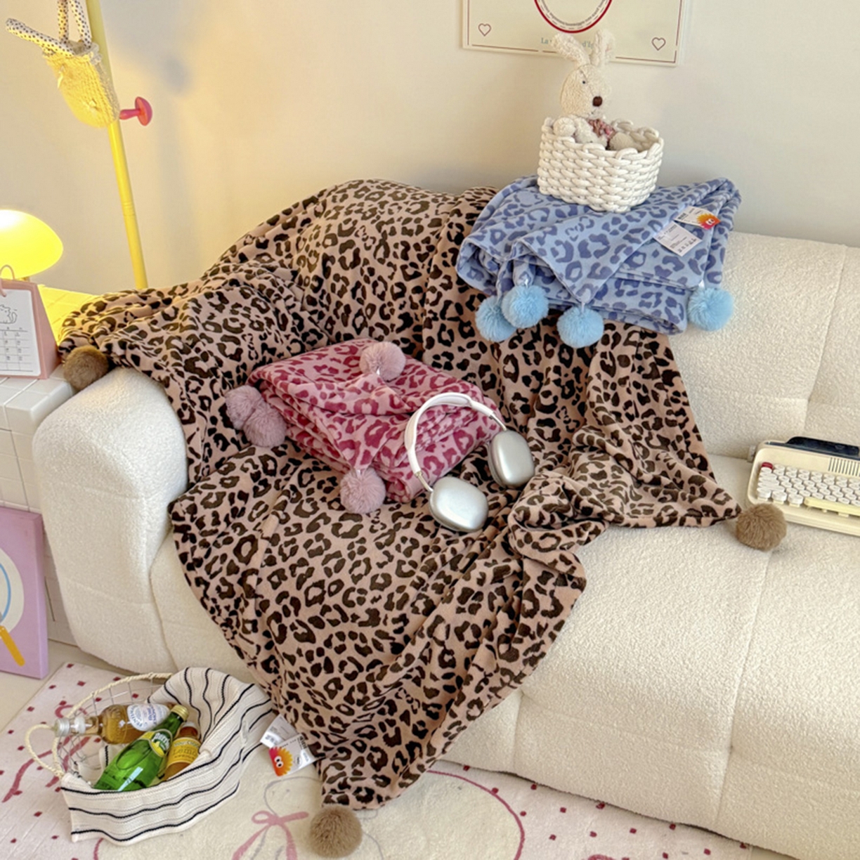 91家纺网 家纺一手货源 找家纺 （总）希诺家居 2025新款牛奶绒豹纹毛球毯子居家博主甜咖风格球球毛毯