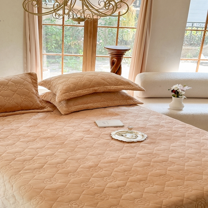 91家纺网 家纺一手货源 找家纺 7V 2025新款牛奶绒床盖 浅棕