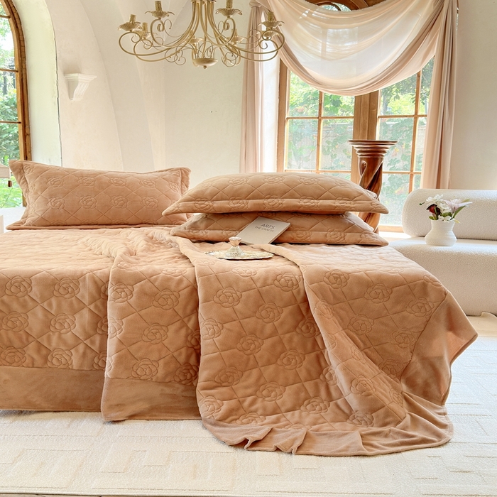 91家纺网 家纺一手货源 找家纺 7V 2025新款牛奶绒床盖 浅棕