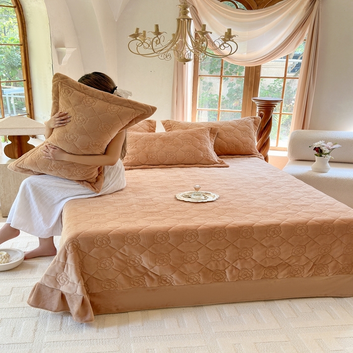 91家纺网 家纺一手货源 找家纺 7V 2025新款牛奶绒床盖 浅棕