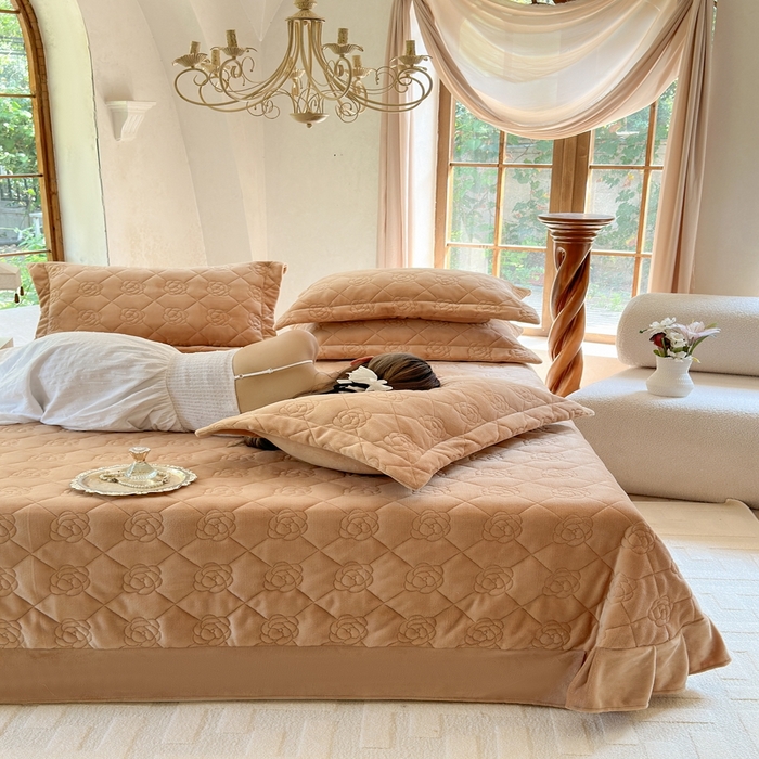 91家纺网 家纺一手货源 找家纺 7V 2025新款牛奶绒床盖 浅棕