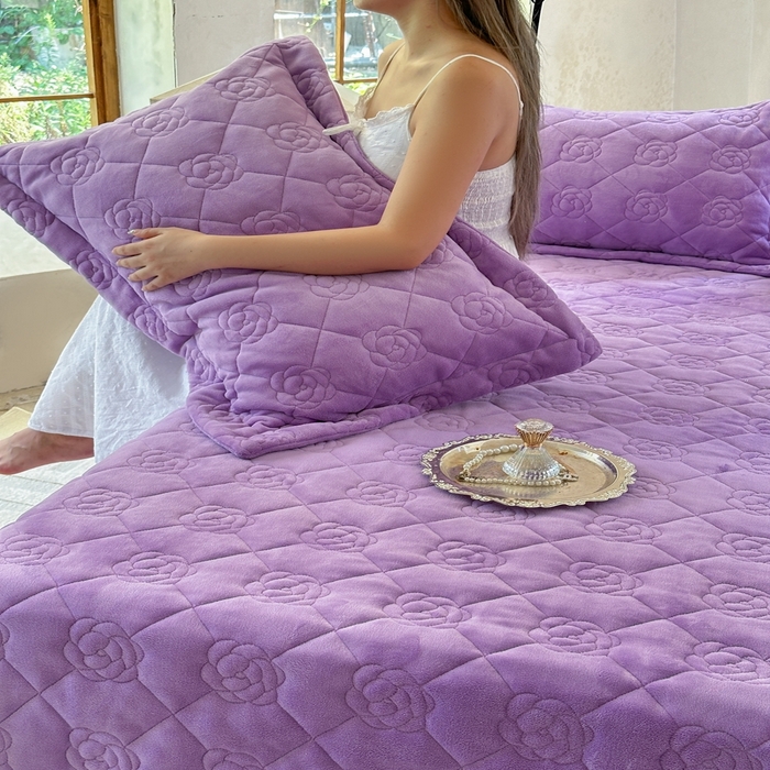 91家纺网 家纺一手货源 找家纺 7V 2025新款牛奶绒床盖 魅紫