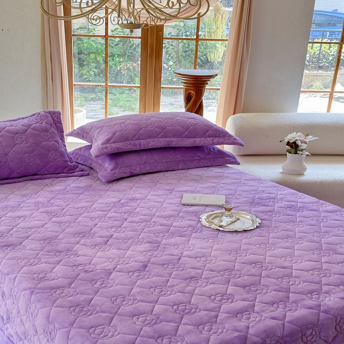 91家纺网 家纺一手货源 找家纺 7V 2025新款牛奶绒床盖 魅紫