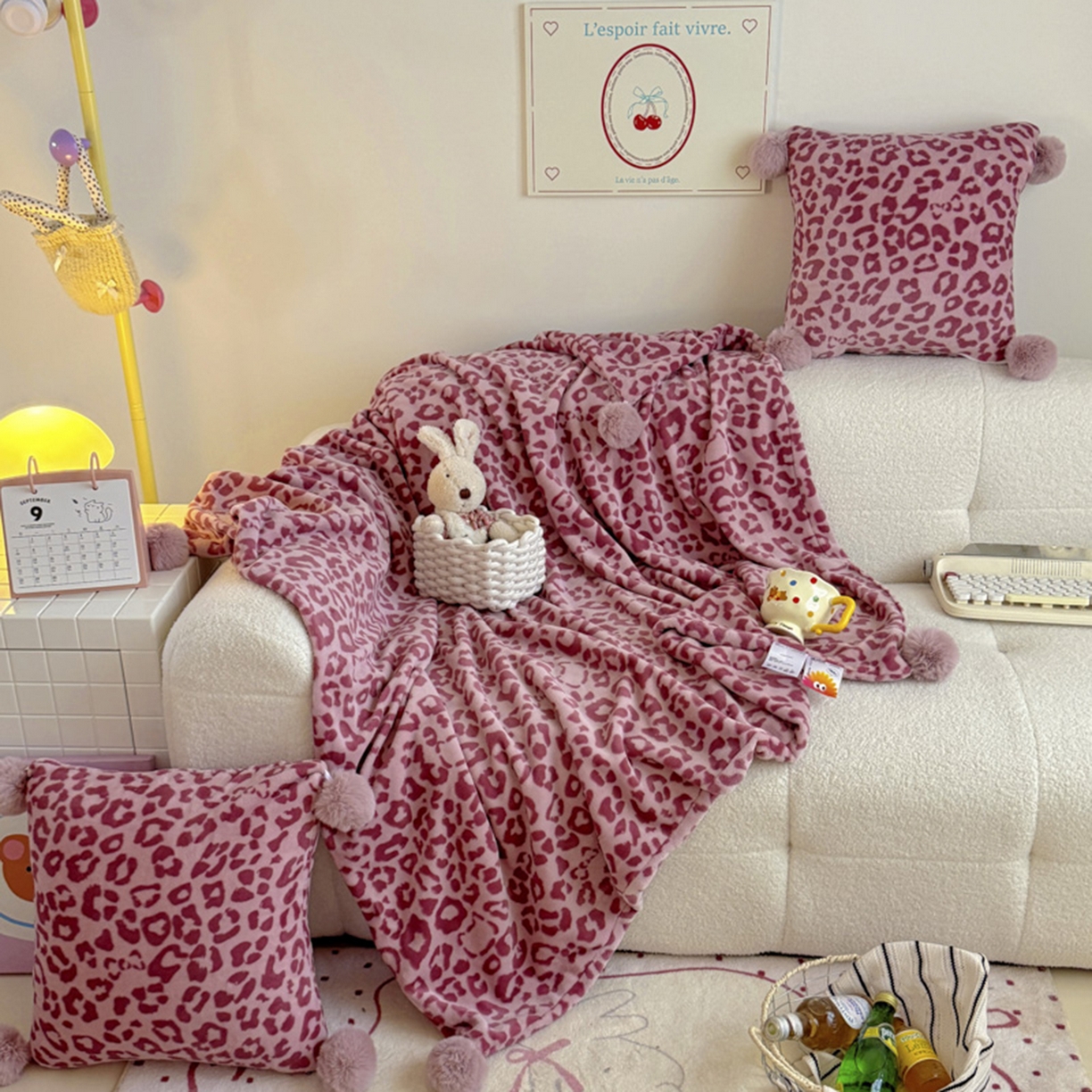 91家纺网 家纺一手货源 找家纺 （总）希诺家居 2025新款牛奶绒豹纹毛球毯子居家博主甜咖风格球球毛毯