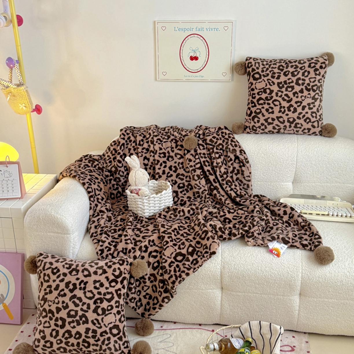 91家纺网 家纺一手货源 找家纺 （总）希诺家居 2025新款牛奶绒豹纹毛球毯子居家博主甜咖风格球球毛毯