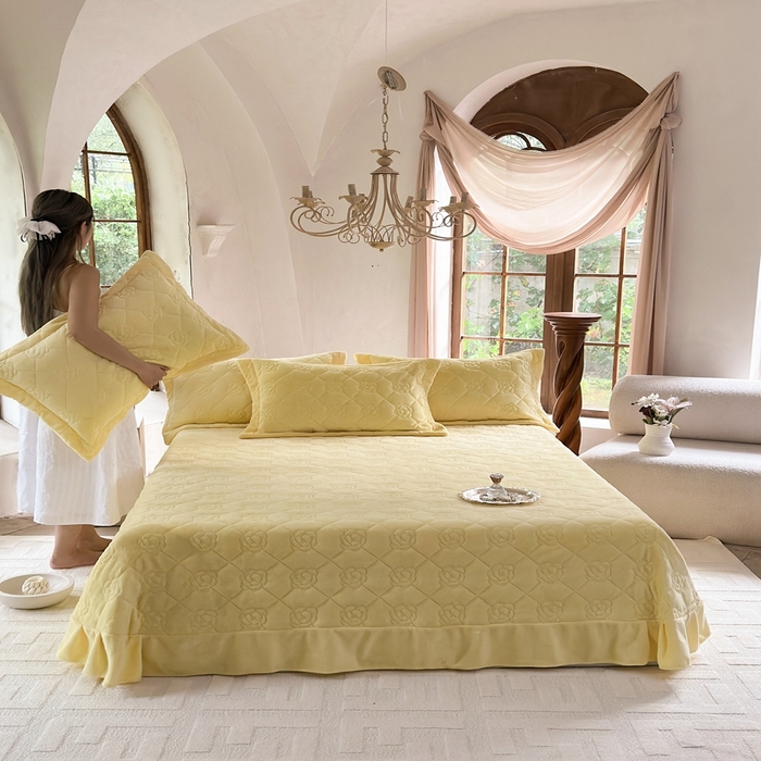 91家纺网 家纺一手货源 找家纺 7V 2025新款牛奶绒床盖 嫩黄