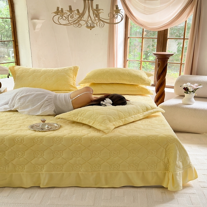 91家纺网 家纺一手货源 找家纺 7V 2025新款牛奶绒床盖 嫩黄