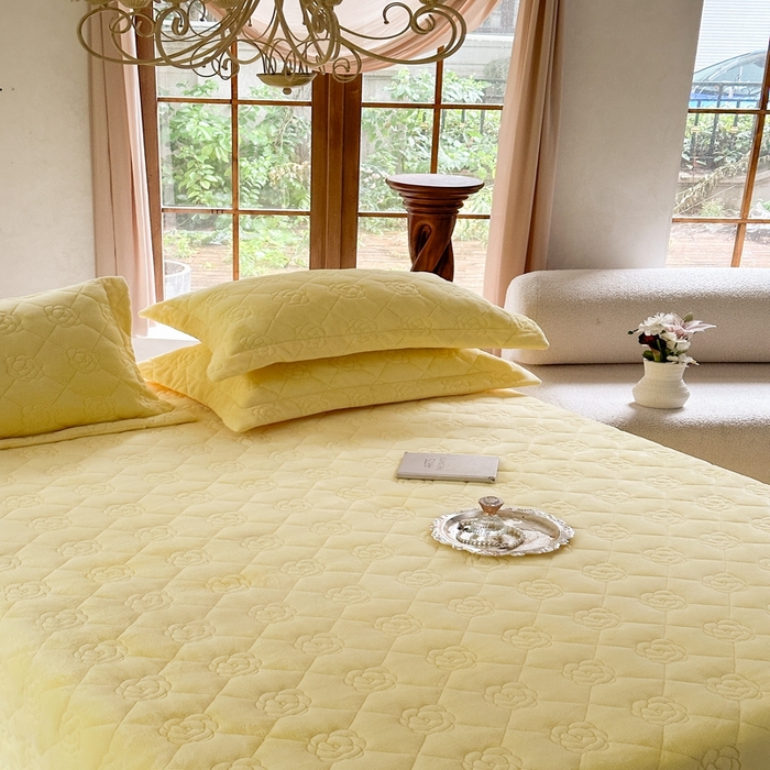 91家纺网 家纺一手货源 找家纺 7V 2025新款牛奶绒床盖 嫩黄