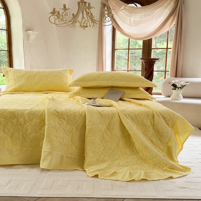 91家纺网 家纺一手货源 找家纺 7V 2025新款牛奶绒床盖 嫩黄