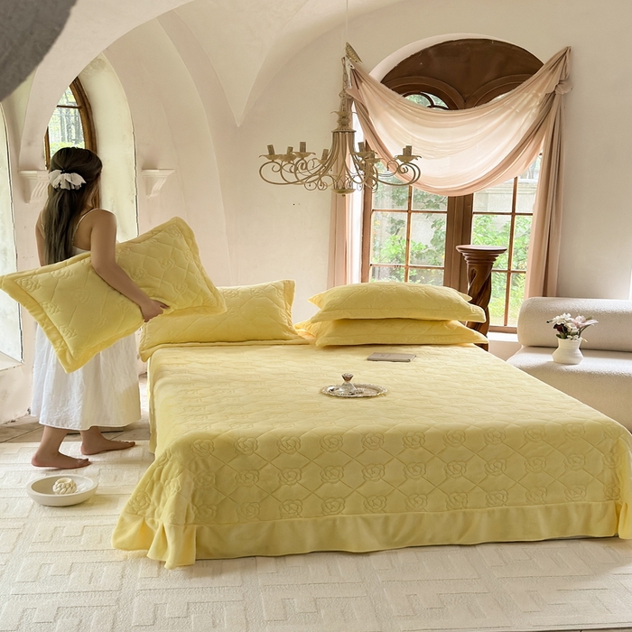 91家纺网 家纺一手货源 找家纺 7V 2025新款牛奶绒床盖 嫩黄