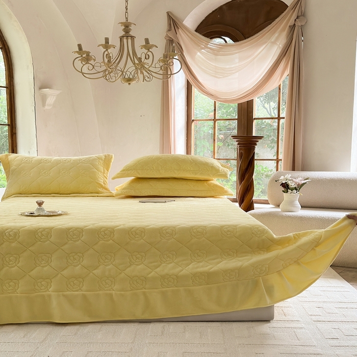 91家纺网 家纺一手货源 找家纺 7V 2025新款牛奶绒床盖 嫩黄