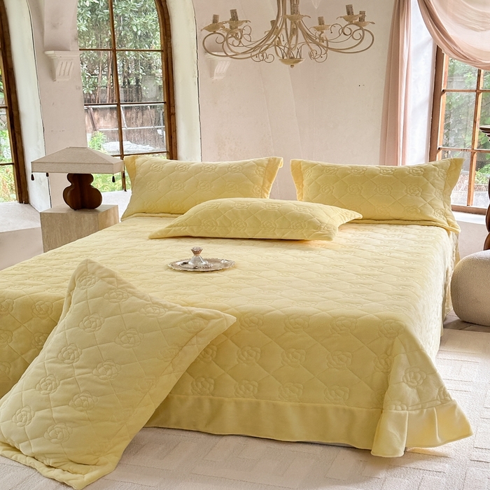 91家纺网 家纺一手货源 找家纺 7V 2025新款牛奶绒床盖 嫩黄