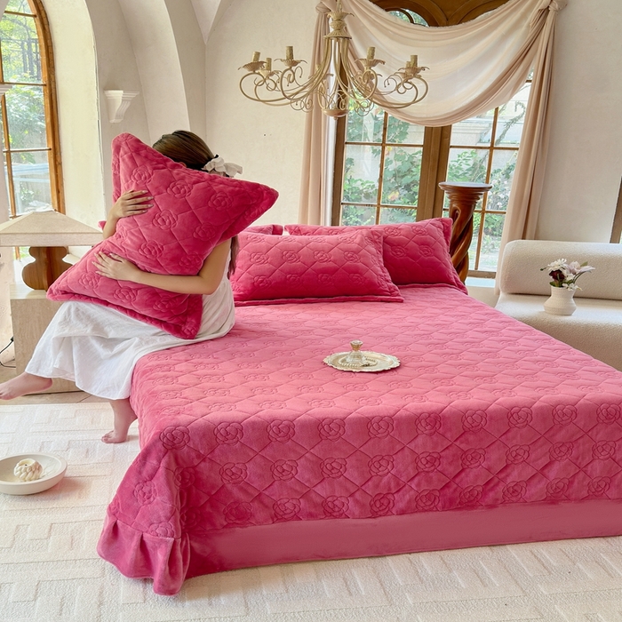 91家纺网 家纺一手货源 找家纺 7V 2025新款牛奶绒床盖 豆沙