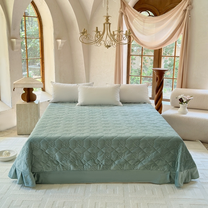 91家纺网 家纺一手货源 找家纺 7V 2025新款牛奶绒床盖 雾绿