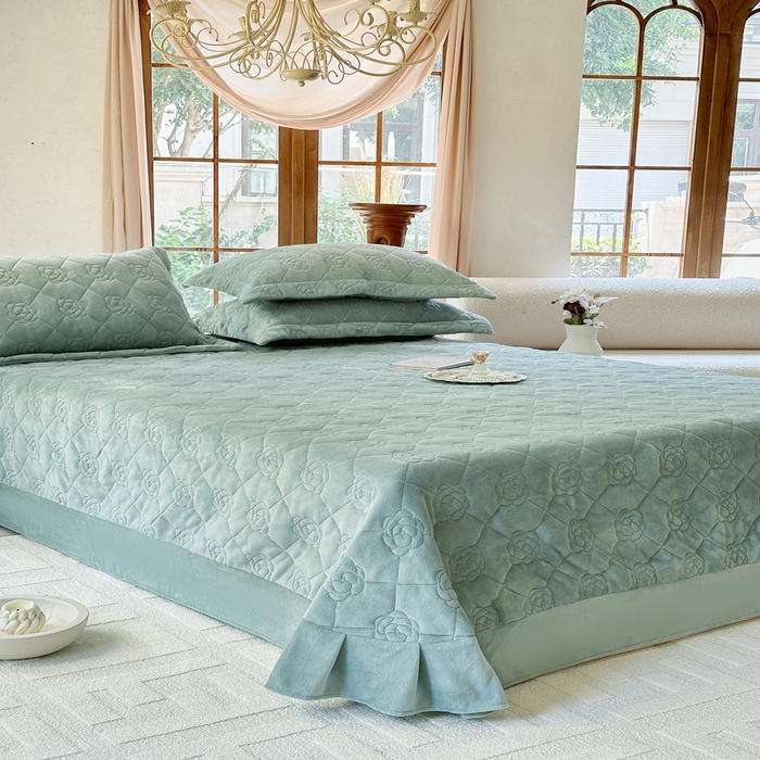 91家纺网 家纺一手货源 找家纺 7V 2025新款牛奶绒床盖 雾绿