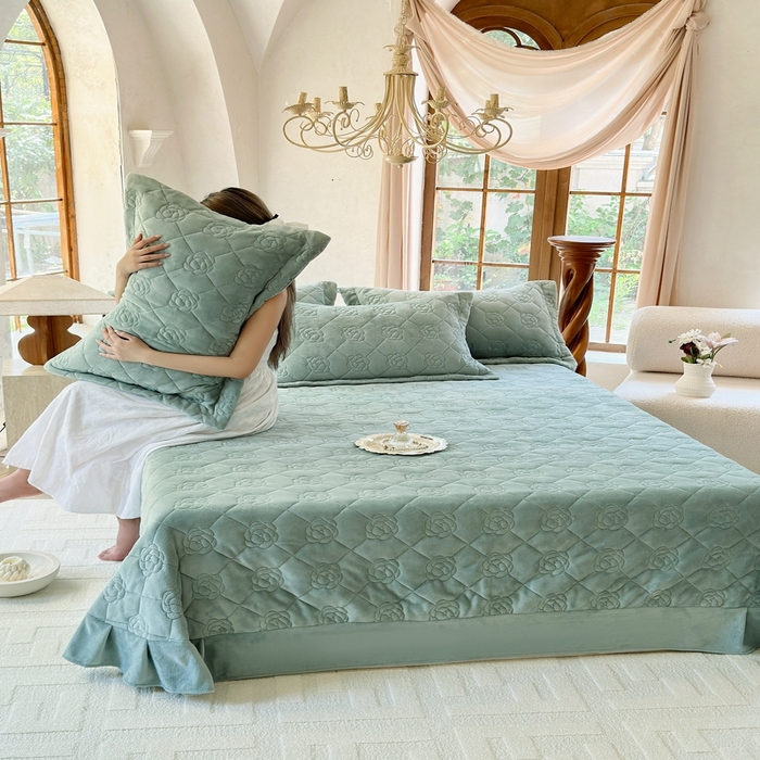 91家纺网 家纺一手货源 找家纺 7V 2025新款牛奶绒床盖 雾绿