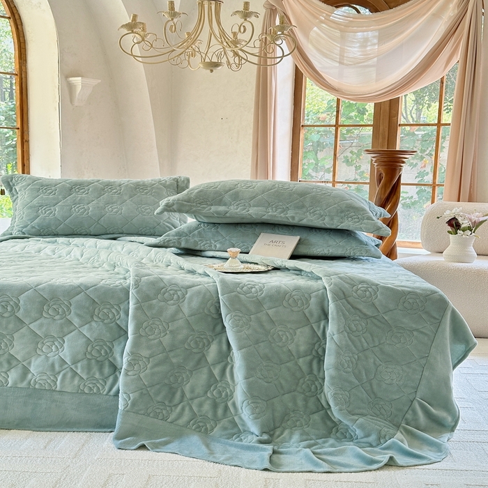 91家纺网 家纺一手货源 找家纺 7V 2025新款牛奶绒床盖 雾绿