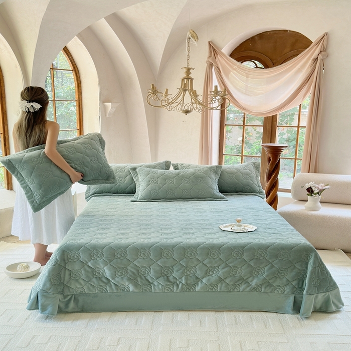 91家纺网 家纺一手货源 找家纺 7V 2025新款牛奶绒床盖 雾绿